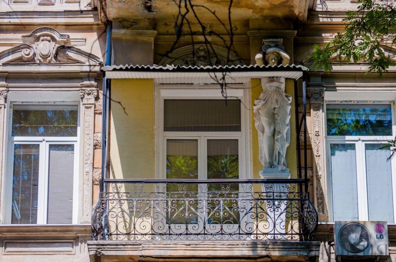 Одесские балконы, жуткие и беспощадные