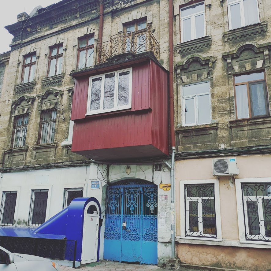 Одесские балконы, жуткие и беспощадные