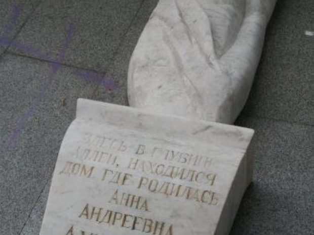 Барельеф Ахматовой в Одессе