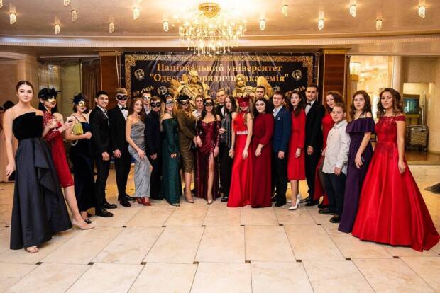 Бали, красуні, лакеї та Одеса: як веселились у нас 150 років тому