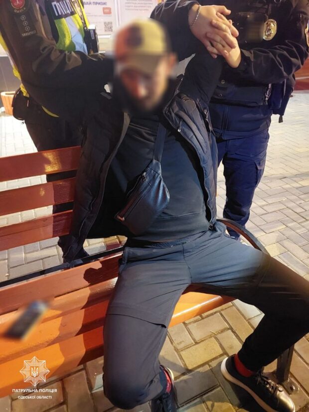 У центрі Одеси чоловік погрожував перехожим гранатою