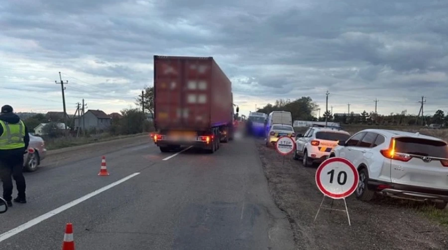 Трагічна ДТП на Одещині: вантажівка збила двох військових на блокпості