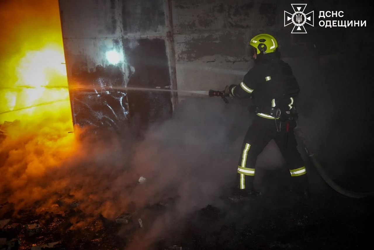 Російська атака на Одещину: пожежа на складах, постраждалий цивільний