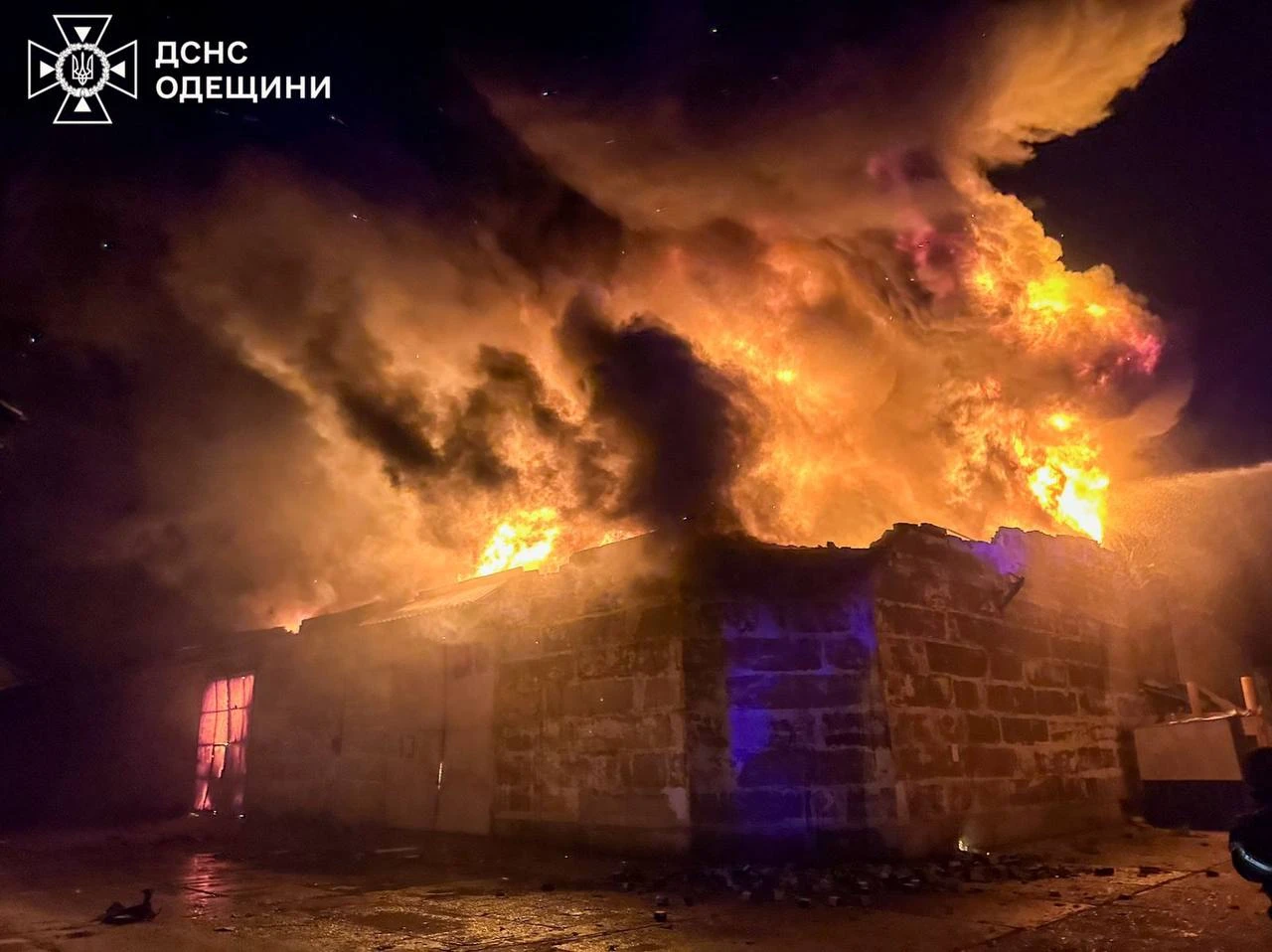 Російська атака на Одещину: пожежа на складах, постраждалий цивільний