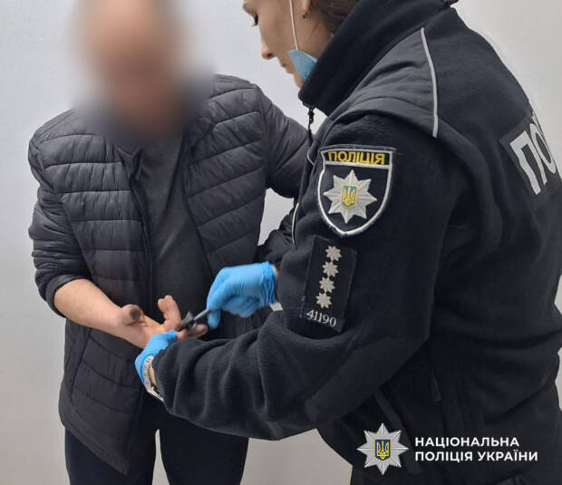 У Березівському районі Одеської області сталося жорстоке вбивство: чоловік до смерті побив власну 74-річну матір, після чого намагався приховати злочин.