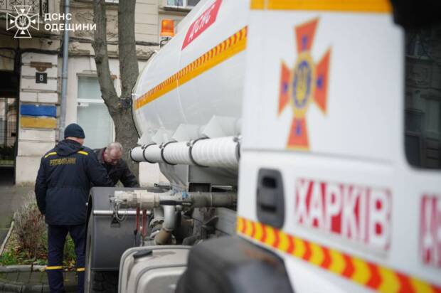 Рятувальники ДСНС з усієї України допомагають Одесі після ворожих атак