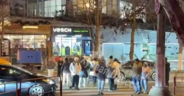 У Одесі мешканці житлового комплексу «Нова Аркадія», які сім днів залишаються без електроенергії, влаштували акцію протесту, перекривши Генуезьку вулицю.