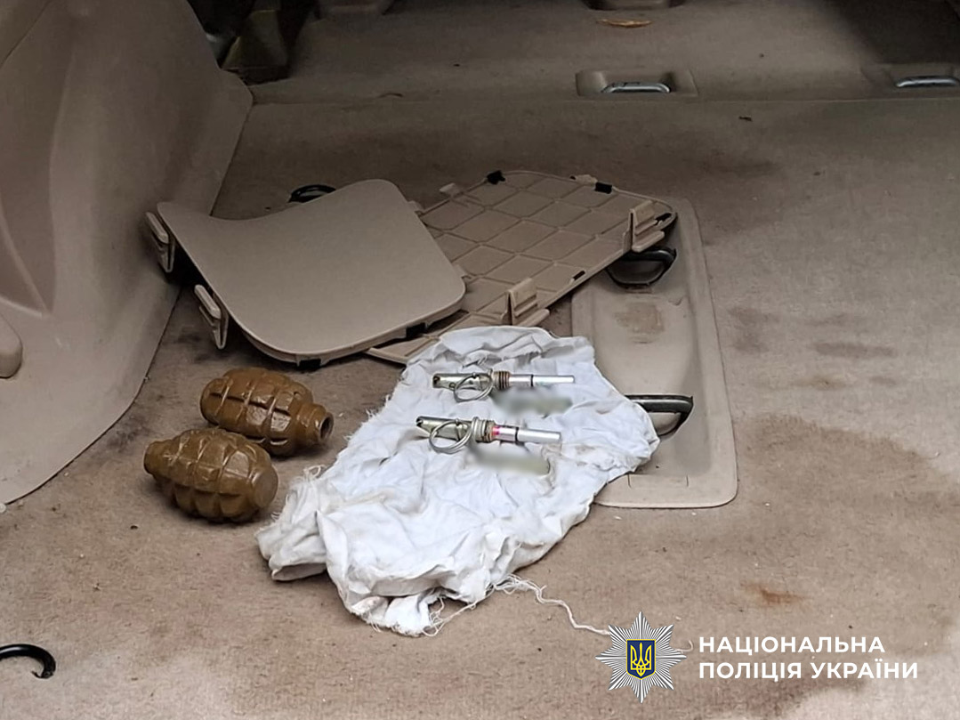 На Одещині затримали чоловіка з бойовими гранатами у автомобілі