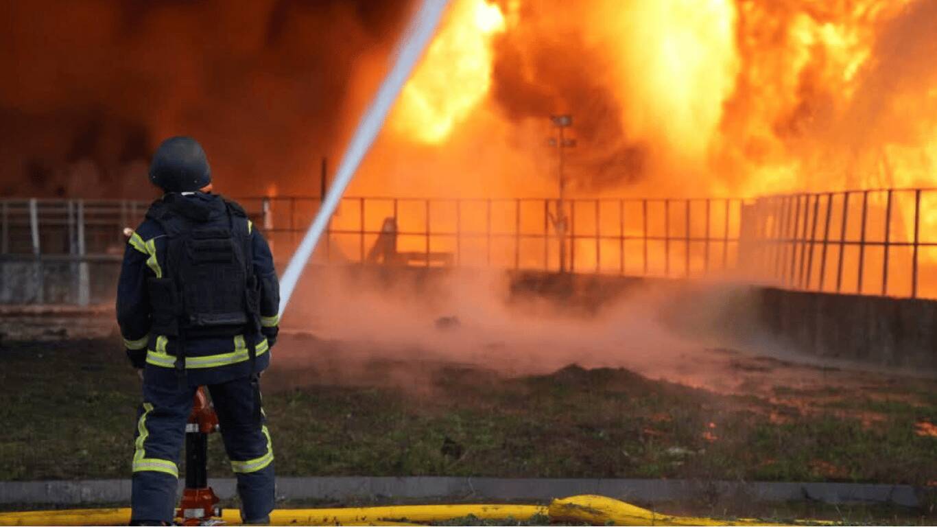 Пожежу від атаки на Одещині гасили кілька днів: 100 рятувальників ДСНС