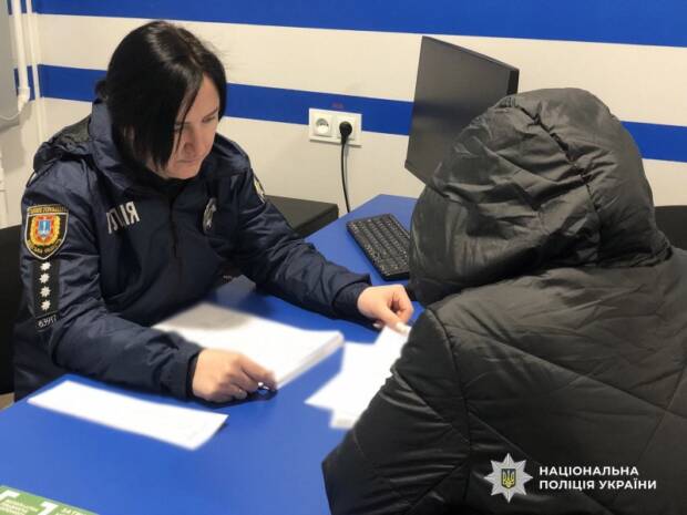 На Одещині поліція оголосила підозру 48-річній виховательці комунального центру реабілітації в катуванні 6-річного хлопчика. Жінка застосувала фізичне насильство до дитини у грудні минулого року, коли та відмовилася тепліше одягатися.