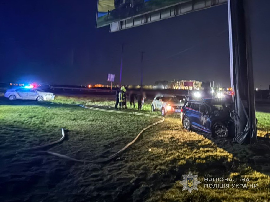 ДТП на Одещині: Skoda врізалася у бетонну стелу, загинули троє людей