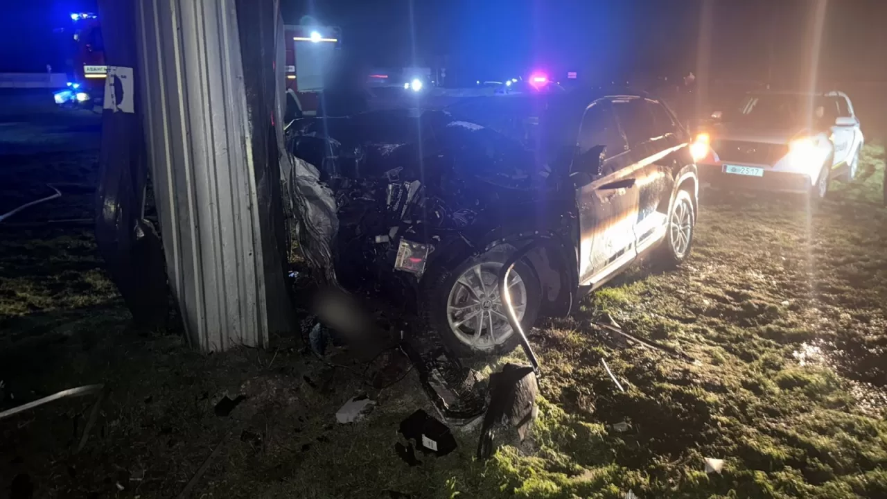 У Одеському районі Skoda врізалася в стелу: троє загиблих у ДТП