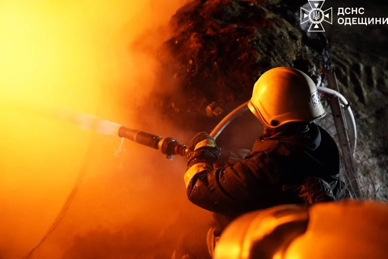 Удар по енергетиці Одещини 17 січня: пожежа на об'єкті, деталі