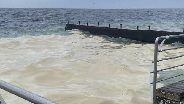 На Одещині через атаку дронів пошкоджено резервуар у порту, витекла олія