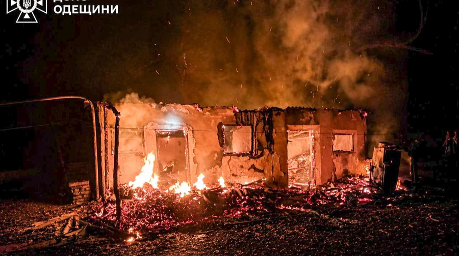 Ворог атакував Одещину: 2 поранені, 3 будинки зруйновані, 7 авто горять