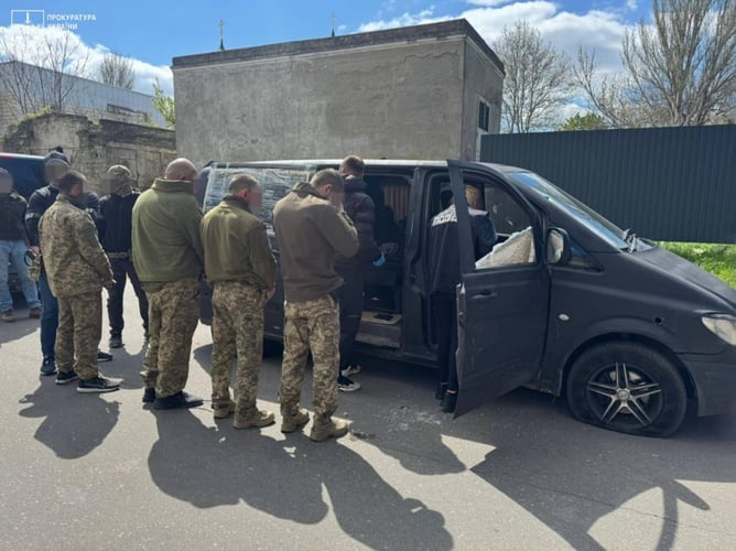 СБУ затримала працівників Одеського ТЦК за викрадення й вимагання $30 тисяч