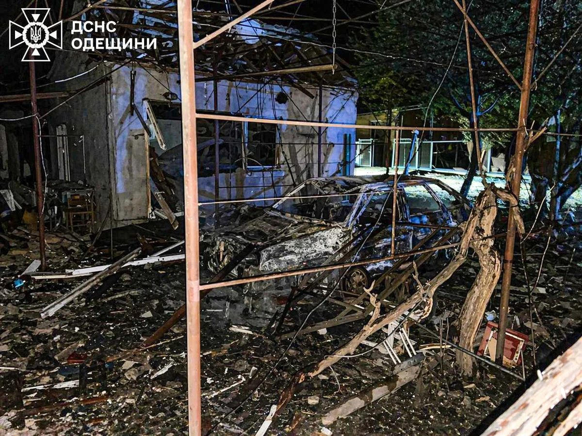 Ворог атакував Одещину: 2 поранені, 3 будинки зруйновані, 7 авто горять