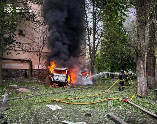 В Одесі уламки дрона впали на дах 9-поверхівки, спалахнула пожежа, є травмовані