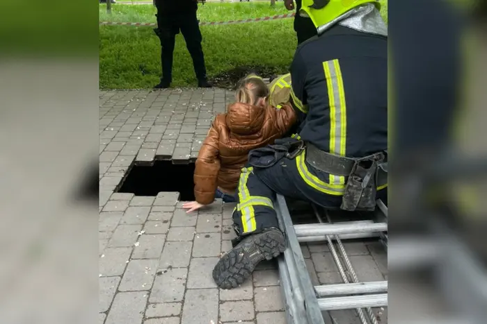 У Одесі дівчинка провалилася в яму — рятувальники витягли живою